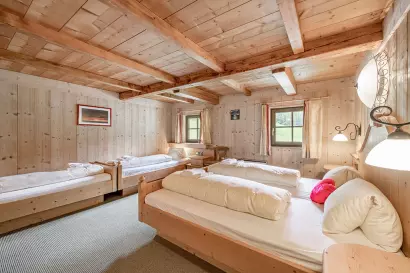 10_landhaus_im_gruene_soelden_dreibettzimmer